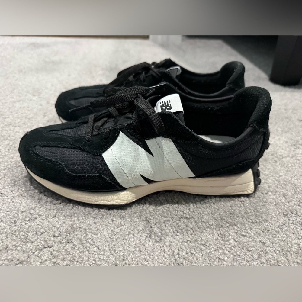 New Balance Kids 327 sneaker in black/white-Fits a women’s 7.5